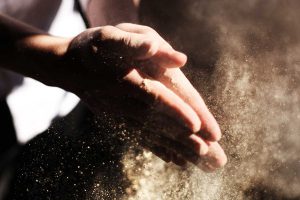 Un homme se frotant les mains, prêt pour la compétition.