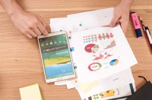 Une femme utilisant des outils pour améliorer son organisation